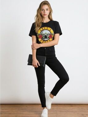 Gildan Black Guns N' Roses Graphic Tee with Red Roses